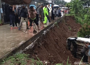 Mobil Terseret Longsor di Sukabumi