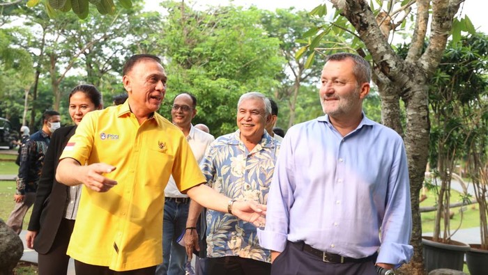 Mochamad Iriawan bersama FIFA