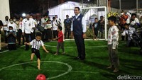 Anies terlebih dahulu menunaikan ibadah salat magrib sebelum melanjutkan acara pada malam ini. Setelahnya, Anies tampak bergerak menuju area lapangan sepakbola yang terdapat di belakang Kampung Susun.
