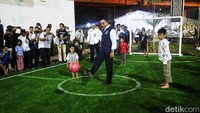 Saat Anies berkunjung terlihat anak-anak Kampung Susun Bayam sedang bermain bola. Anies pun tampak menghampiri mereka dan ikut bermain bola.