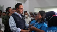 Anies berbincang dengan warga penghuni Kampung Susun Bayam.