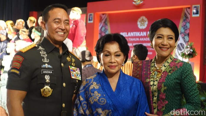 Momen Panglima TNI Jenderal Andika Perkasa saat menghadiri pelantikan dokter baru putri keduanya, dr Angela Adinda Nurrina Perkasa-Hendropriyono, Rabu (12/11/2022).