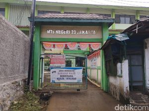 MTsN 23 Pejaten Timur Bersih-bersih Usai Tergenang Banjir Luapan Katulampa