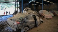 Kondisi mobil-mobil setelah diterjang banjir bandang di sebuah pabrik perakitan kendaraan di Las Tejerias.