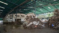 Tak hanya permukiman, banjir bandang yang menerjang Las Tejerias turut meluluhlantakkan pabrik perakitan mobil.