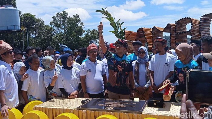 Menteri Pariwisata dan Ekonomi Kreatif (Menparekraf), Sandiaga Salahuddin Uno berkunjung ke Desa Wisata Kambo di Kota Palopo, Sulawesi Selatan (Sulsel).