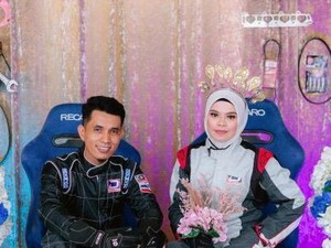 Pengantin Viral Gelar Pernikahan di Bengkel, Pakai Baju Pembalap