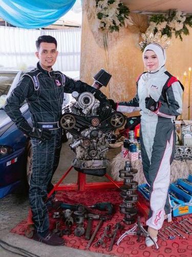 Pasangan pengantin viral di media sosial, pakai baju pembalap saat hari pernikahan.