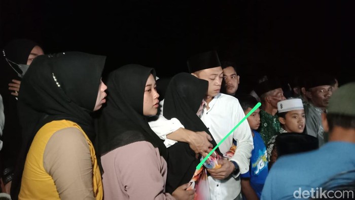 Pemakaman Helen, korban tewas ke-132 saat Tragedi Kanjuruhan