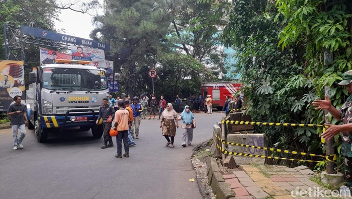 Pemkot Bogor pasang barrier beton di lokasi mahasiwi IPB jatuh ke gorong-gorong (Rizky Adha Mahendra/detikcom)