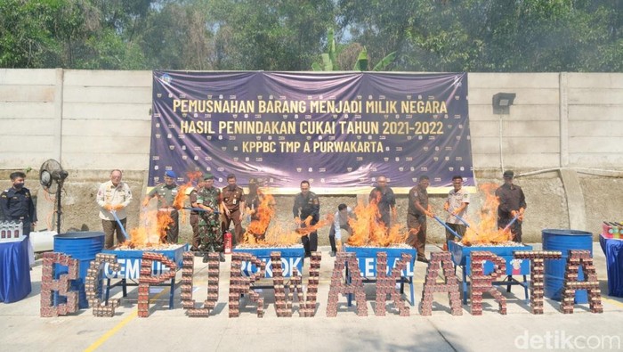 Pemusnahan rokok dan miras ilegal di Purwakarta.