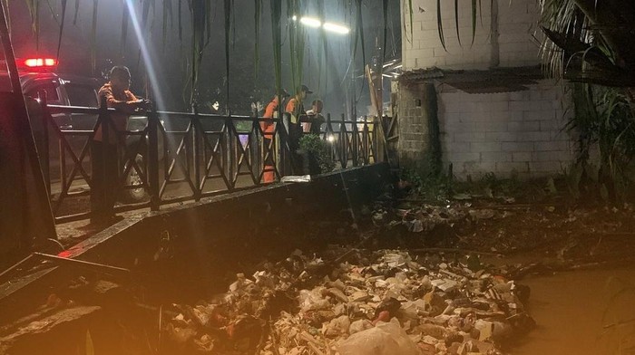 Penampakan sampah yang menyumbat Kali Baru yang akibatkan banjir di Bojonggede, Kabupaten Bogor.