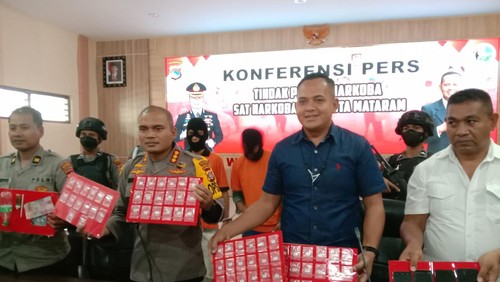 Rilis penangkapan tiga anak buah bandar sabu di Mataram Rabu (12/10/2022).