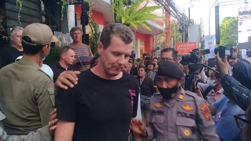 TD (41) saat diamankan polisi karena diduga melakukan provokasi di lokasi doa perdamaian untuk dunia di Ground Zero, Jalan Legian, Kuta, Badung (12/10/2022)
