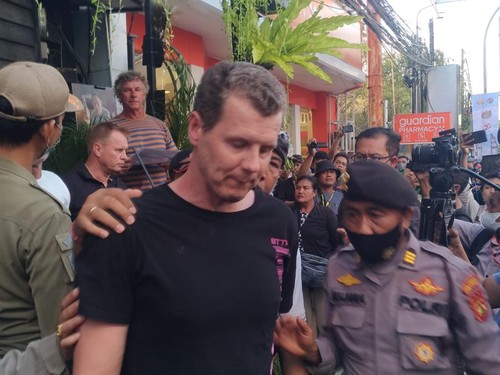 TD (41) saat diamankan polisi karena diduga melakukan provokasi di lokasi doa perdamaian untuk dunia di Ground Zero, Jalan Legian, Kuta, Badung (12/10/2022)