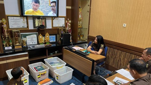 Penyidik Kejaksaan Negeri Buleleng melaksanakan pelimpahan tersangka dan barang bukti (pelimpahan tahap II) kasus Tindak Pidana Korupsi LPD Anturan atas nama tersangka NAW kepada Jaksa Penuntut Umum, Rabu (12/10/2022).