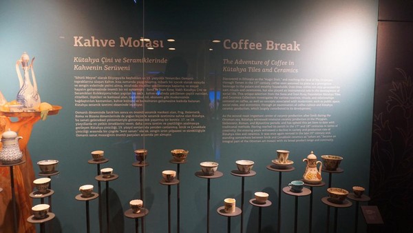 Ada juga koleksi cangkir dan teko untuk minum kopi. Minum kopi memang sudah menjadi budaya dan keseharian warga Turki. (Wahyu Setyo/detikTravel)