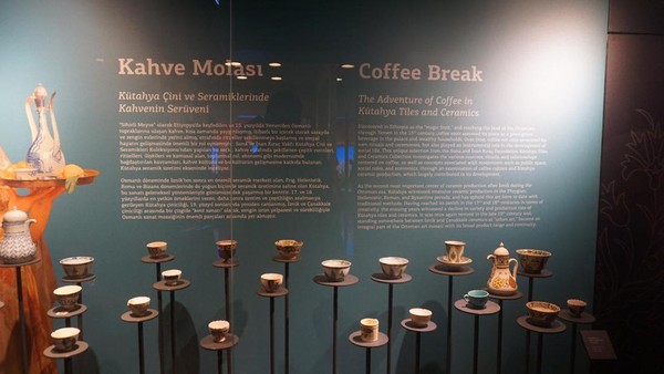 Ada juga koleksi cangkir dan teko untuk minum kopi. Minum kopi memang sudah menjadi budaya dan keseharian warga Turki. (Wahyu Setyo/detikTravel) Ada juga koleksi cangkir dan teko untuk minum kopi. Minum kopi memang sudah menjadi budaya dan keseharian warga Turki. (Wahyu Setyo/detikTravel)