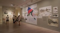 Di lantai teratas, karya seni yang dipamerkan makin modern dan kontemporer. Anak-anak muda paling menyukai koleksi karya seni di lantai ini. Mereka asyik foto-foto juga di sini. (Wahyu Setyo/detikTravel)