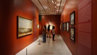 Tata letak dan pencahayaan yang baik membuat display museum jadi makin menarik dan tidak membosankan. Pengunjung pun dengan khidmat menikmati lukisan demi lukisan. (Wahyu Setyo/detikTravel)