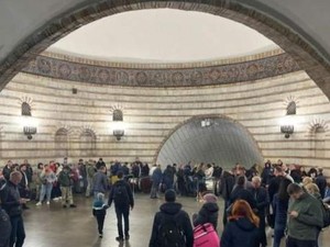 Sirene Meraung-raung, Warga Ukraina Berlindung di Ruang Bawah Tanah