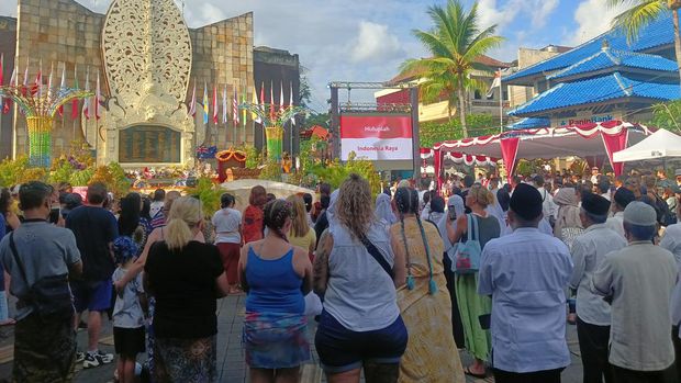 Peringatan Tragedi Bom Bali 1 di Ground Zero Kuta, Bali diikuti beragam kalangan.
