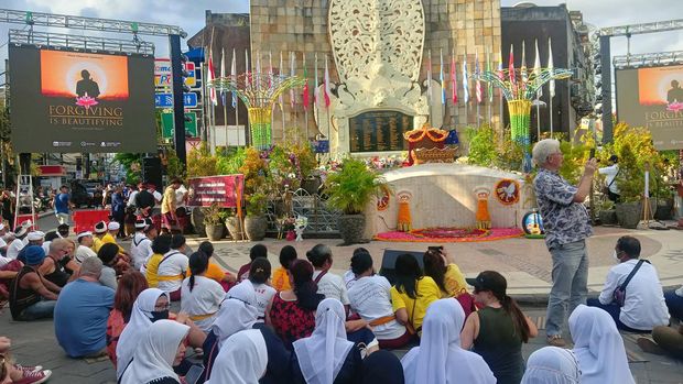 Warga asing dan lokal berkumpul jelang doa bersama di Ground Zero Kuta, Bali Rabu (12/10/2022).