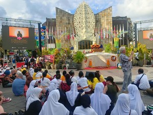 Ketika Ratusan Bule-Hijabers Berbaur di Ground Zero Kuta