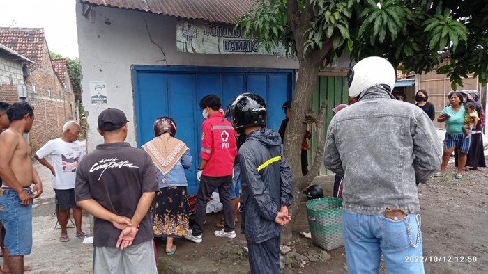 Petugas PMI Sragen mengevakuasi korban kecelakaan di Sidoharjo, Sragen, Rabu (12/10/2022).