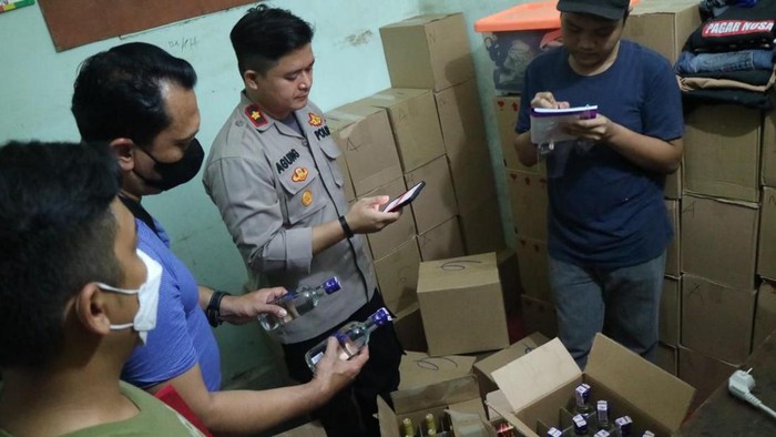 Petugs gabungan menggerebek warung miras ilegal di Setiabudi, Jaksel.