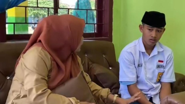 Syamsul, siswa SMPN 1 Lembang, Kabupaten Pinrang, Sulawesi Selatan (Sulsel) terpaksa memakai sandal dan celana sobek ke sekolah.
