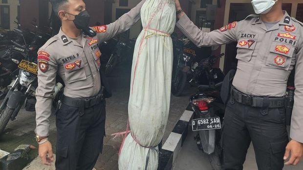 'Pocong' yang sempat mejeng di Jalan Kolonel Masturi, Kabupaten Bandung Barat.