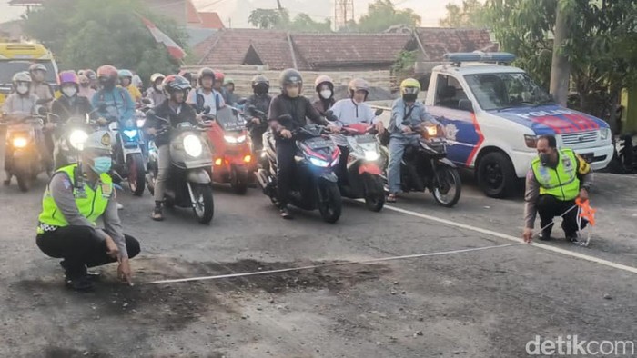 Polisi melakukan olah TKP pemotor tewas terlindas truk di Desa Raci, Bangil, Pasuruan