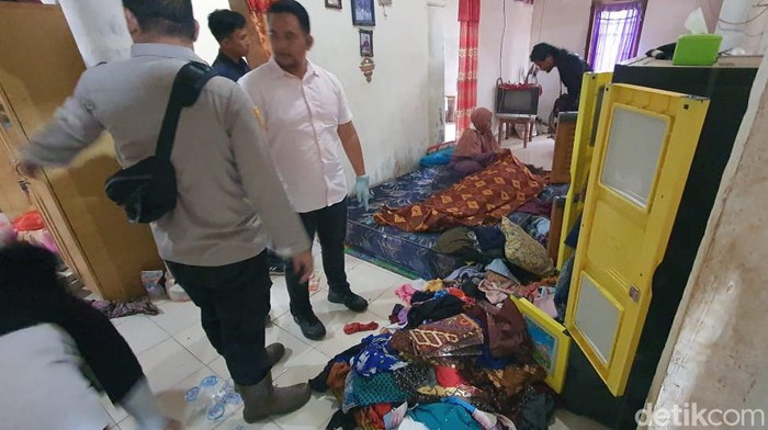 Polisi melakukan oleh TKP di rumah kepala dusun yang dibunuh perampok.