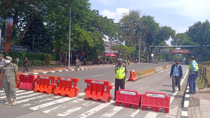 Polisi menutup arus lalu lintas di kawasan Patung Kuda ke istana menjelang demo buruh.