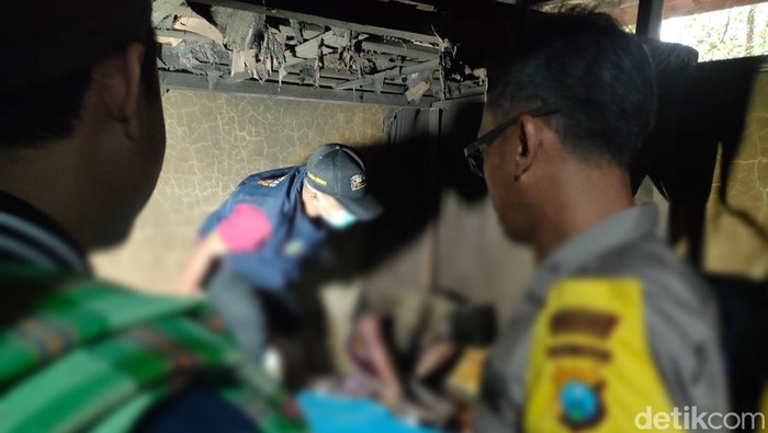 Polisi olah TKP kakek di Banyuwangi yang tewas terbakar