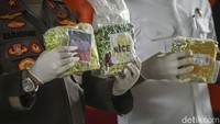 Bareskrim Polri Brigjen Pol Krisno Halomoan Siregar menunjukkan barang bukti kasus narkotika jaringan Malaysia-Indonesia.