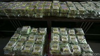 Sabu juga dikemas dalam 179 bungkus teh China berwarna hijau dan ada etiket atau stiker bertuliskan good dan nice.