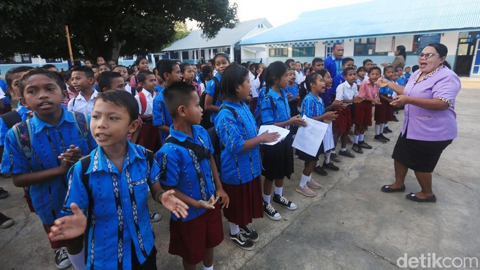 Potret Anak-anak Sekolah di Pulau Terluar Anak-Anak pulau terluar tampak bersemangat berangkat ke Sekolah SDN 1 Adaut, Pulau Selaru, Kabupaten Kepulauan Tanimbar, Maluku. Sebelum masuk sekolah mereka bernyanyi bersama berbagai lagu nasional dan daerah.