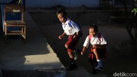 Menurut kepala sekolah Wiliams Neju Amarduan, di Adaut ada tradisi Tnyafar dimana masyarakat berpindah kepinggir pantai untuk tinggal dan mencari nafkah dengan bertani rumput laut. Terkadang anak-anak ini dibawa oleh orang tua untuk pergi Tnyafar. 