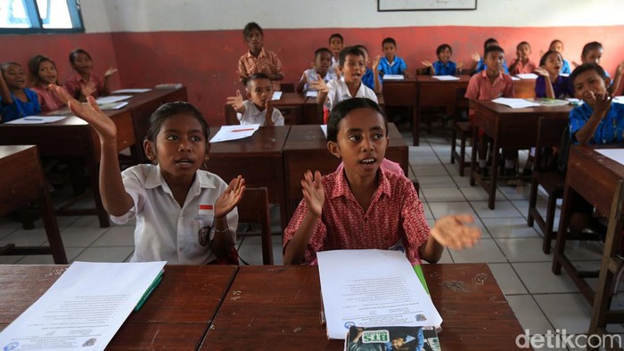 Anak-Anak pulau terluar tampak bersemangat berangkat ke Sekolah SDN 1 Adaut, Pulau Selaru, Kabupaten Kepulauan Tanimbar, Maluku. Sebelum masuk sekolah mereka bernyanyi bersama berbagai lagu nasional dan daerah.