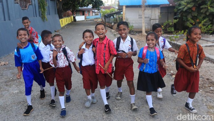 Potret Anak-anak Sekolah di Pulau Terluar Anak-Anak pulau terluar tampak bersemangat berangkat ke Sekolah SDN 1 Adaut, Pulau Selaru, Kabupaten Kepulauan Tanimbar, Maluku. Sebelum masuk sekolah mereka bernyanyi bersama berbagai lagu nasional dan daerah.