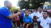 Sebelum masuk ke kelas, mereka bernyanyi bersama berbagai lagu nasional dan daerah. Sekolah ini dipimpin oleh Williams Neju Armarduan. 