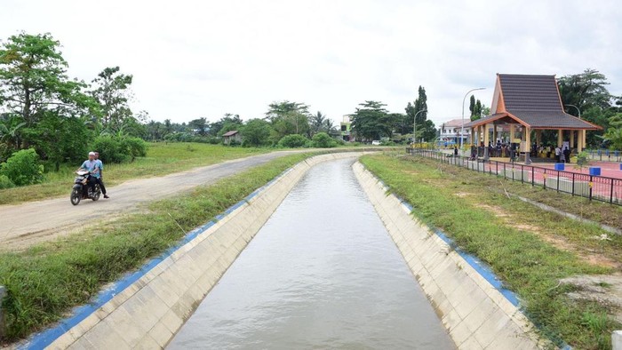 Potret Indahnya Bendungan Tapin yang Bakal Dibangun Tempat Wisata Kementerian PUPR tengah memaksimalkan pemanfaatan Bendungan Tapin oleh masyarakat melalui pengembangan jaringan irigasi dan rencana pengembangan kawasan pariwisata. Bendungan Tapin yang berlokasi di Kabupaten Tapin, Kalimantan Selatan (Kalsel) merupakan bendungan multifungsi yang diresmikan Presiden pada awal 2021 dalam rangka mewujudkan ketahanan air dan pangan di Indonesia.