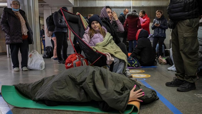 Potret Warga Kiev Cemas Dibombardir Rudal Rusia People shelter inside a subway station during a Russian missile attack in Kyiv, Ukraine October 11, 2022. REUTERS/Viacheslav Ratynskyi