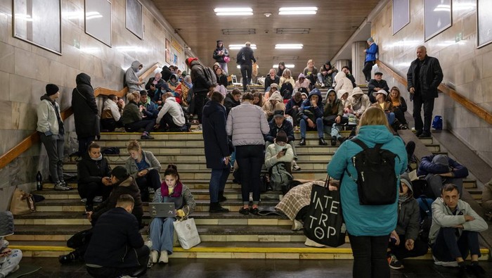 Potret Warga Kiev Cemas Dibombardir Rudal Rusia People shelter inside a subway station during a Russian missile attack in Kyiv, Ukraine October 11, 2022. REUTERS/Viacheslav Ratynskyi