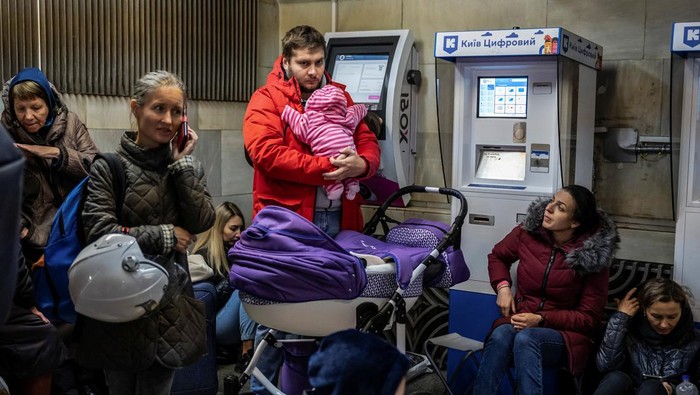 Potret Warga Kiev Cemas Dibombardir Rudal Rusia People shelter inside a subway station during a Russian missile attack in Kyiv, Ukraine October 11, 2022. REUTERS/Viacheslav Ratynskyi