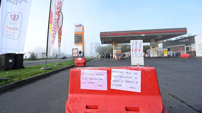 Prancis Krisis BBM, Antre di SPBU Semakin Mengular A placard reading
