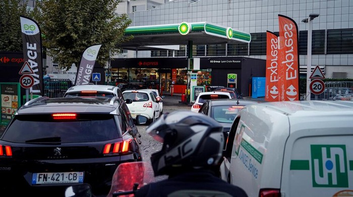 Prancis Krisis BBM, Antre di SPBU Semakin Mengular Drivers line up to buy gas in a station, in Lyon, central France, Tuesday, Oct. 11, 2022. Shortages which the government says are largely caused by strikes that have hit French fuel refineries are making life difficult for drivers in the Paris region and elsewhere. (AP Photo/Laurent Cipriani)