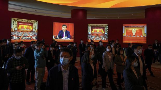 Presiden Xi Jinping dan pencapaiannya di Tiongkok di bawah kepemimpinannya di Balai Pameran Beijing di ibu kota tempat Kongres Partai ke-20 akan diadakan di Beijing, Rabu, 12 Oktober 2022. (AP/Andy Wong)